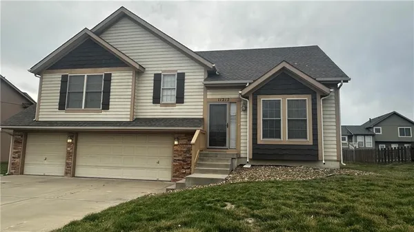 $365,000 | 11212 North Summit Street, Kansas City, MO 64155
