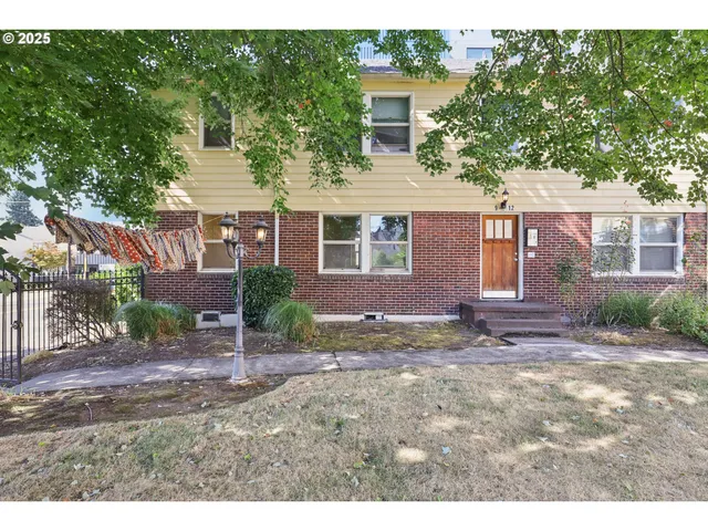 a view of a house with a backyard