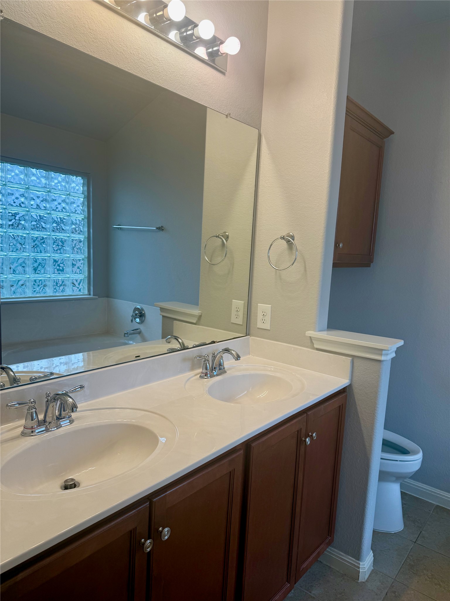 315 Nottingham Loop Kyle, TX 78640 - Photo 7 of 16 Double vanity sinks and a soaking tub create a luxurious bathing space.