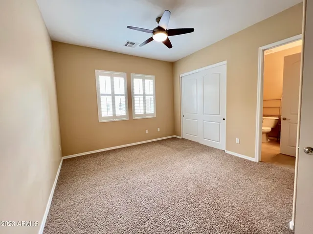 a view of empty room with a ceiling fan
