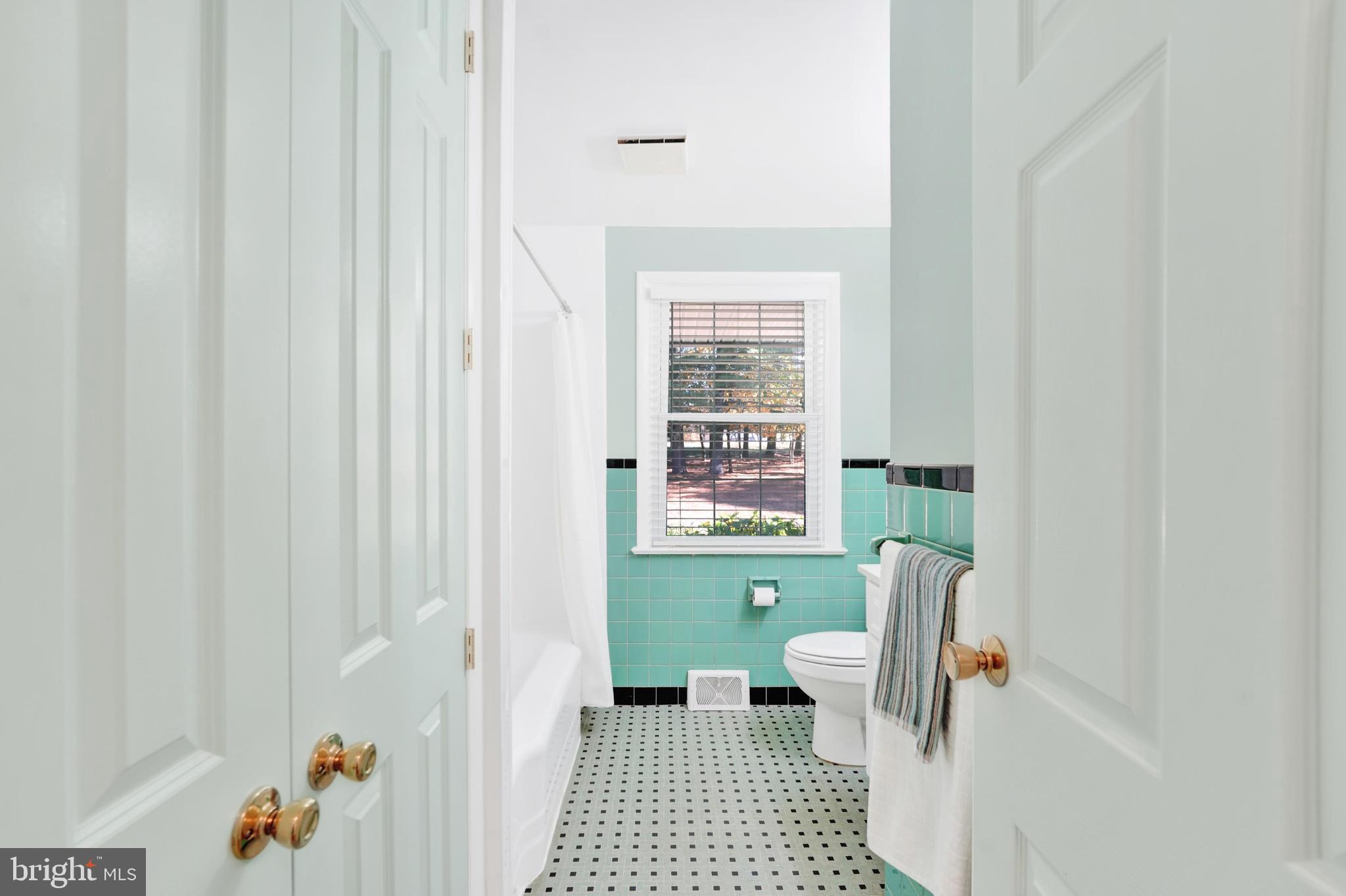 321 Possum Park Road Newark, DE 19711 - Photo 21 of 47 South Wing Full Bathroom
