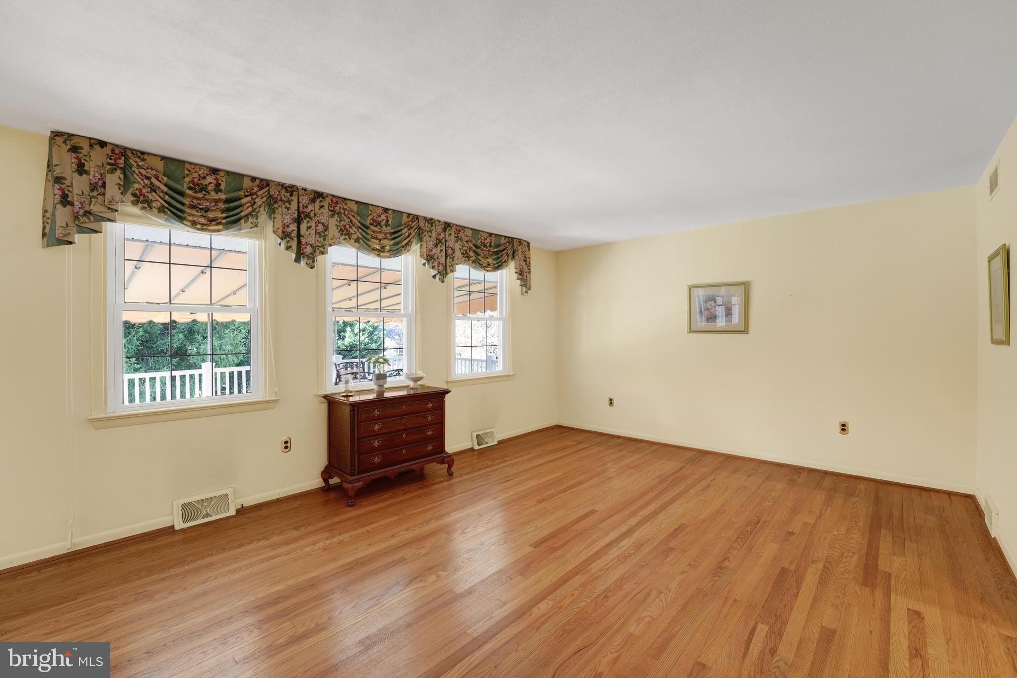 321 Possum Park Road Newark, DE 19711 - Photo 5 of 47 Spacious Living Room