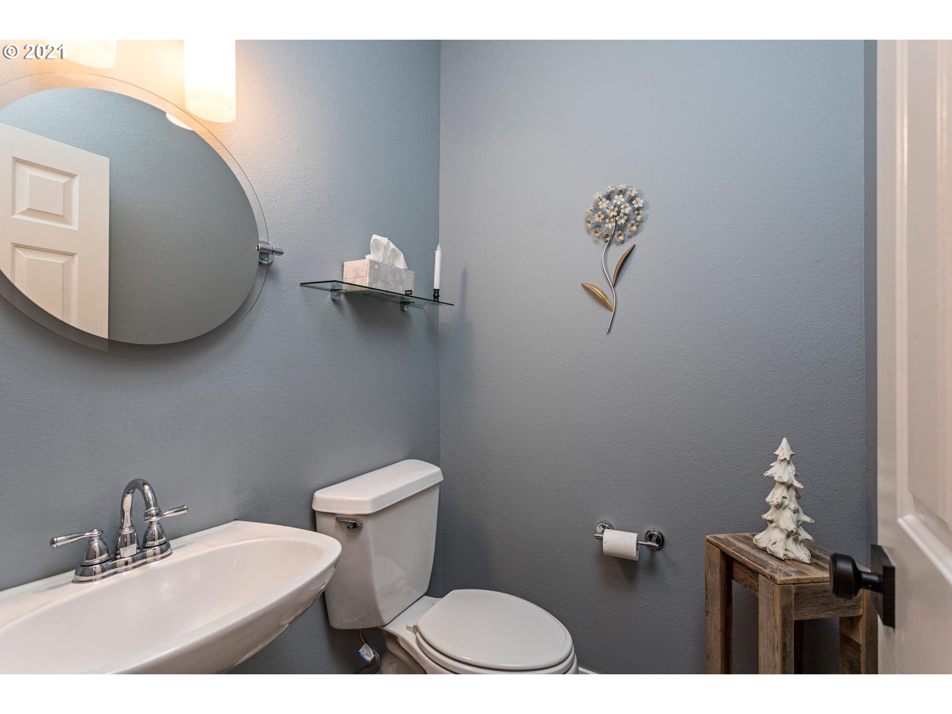12024 Southwest Lesser Road Portland, OR 97219 - Photo 16 of 32 Gallery Image 16