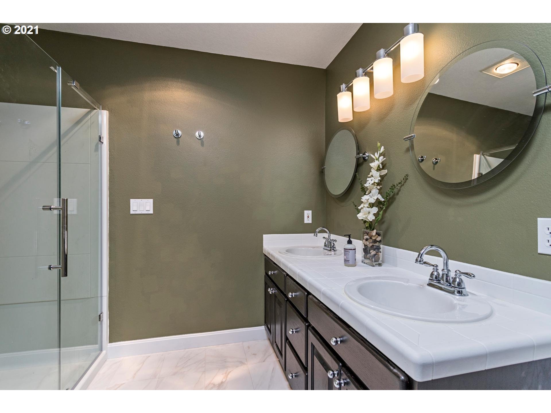 12024 Southwest Lesser Road Portland, OR 97219 - Photo 19 of 32 Gallery Image 19