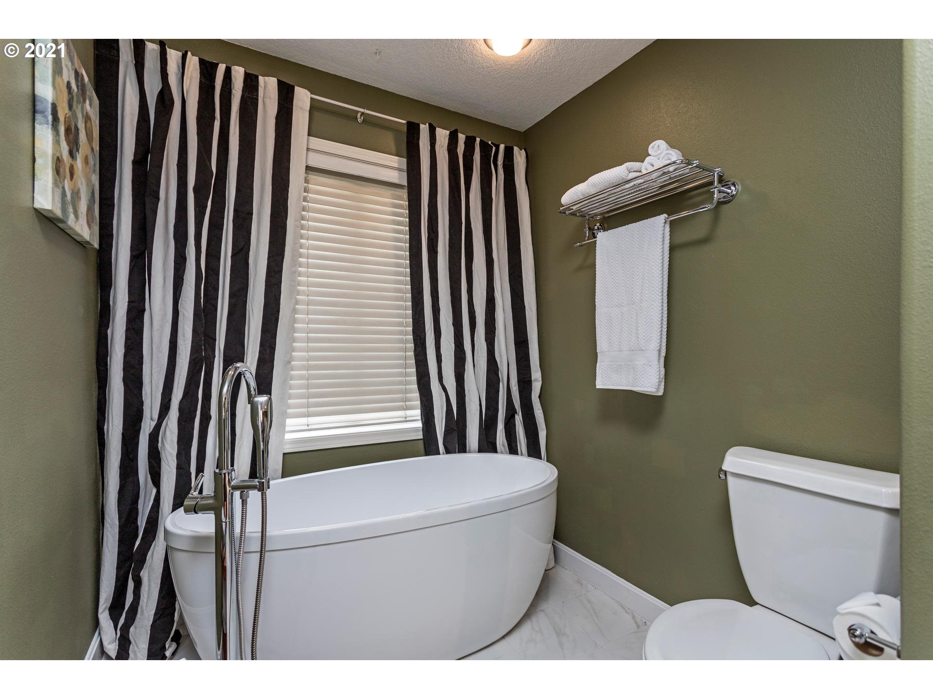 12024 Southwest Lesser Road Portland, OR 97219 - Photo 20 of 32 Gallery Image 20