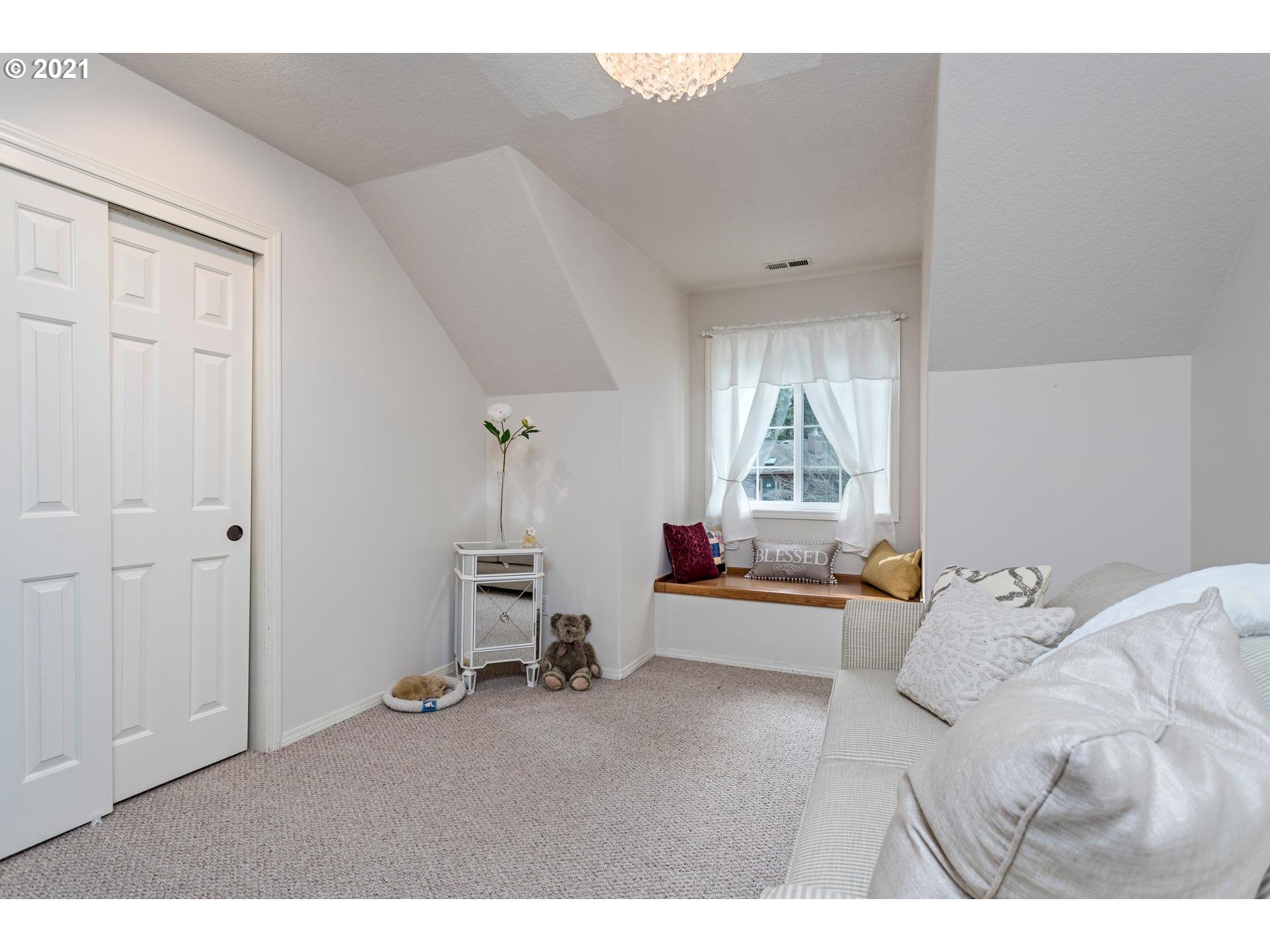 12024 Southwest Lesser Road Portland, OR 97219 - Photo 22 of 32 Gallery Image 22