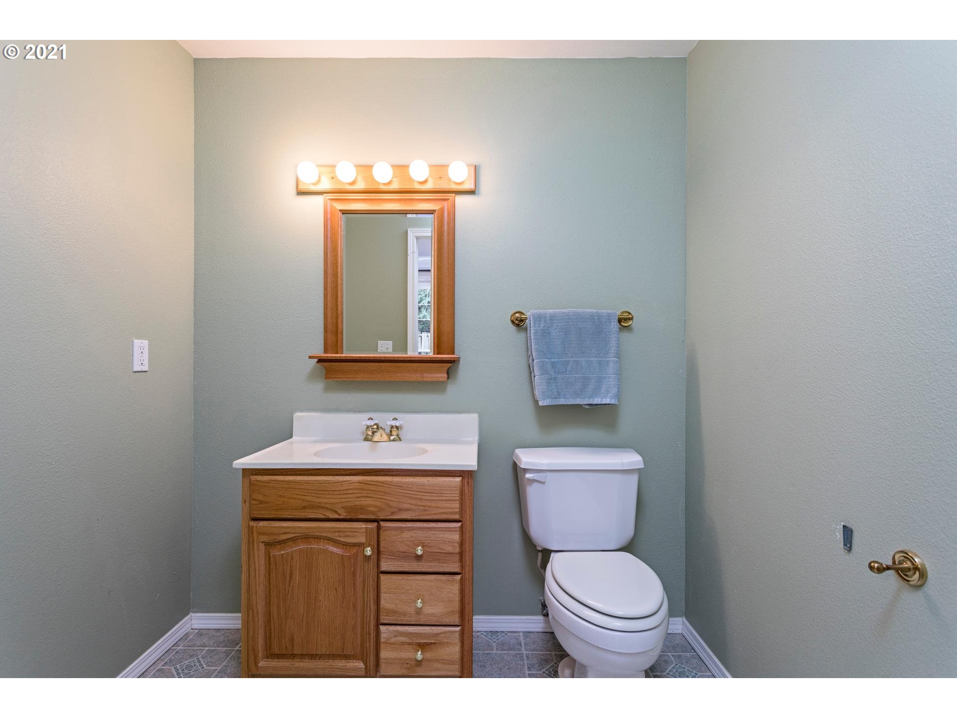 12024 Southwest Lesser Road Portland, OR 97219 - Photo 27 of 32 Gallery Image 27