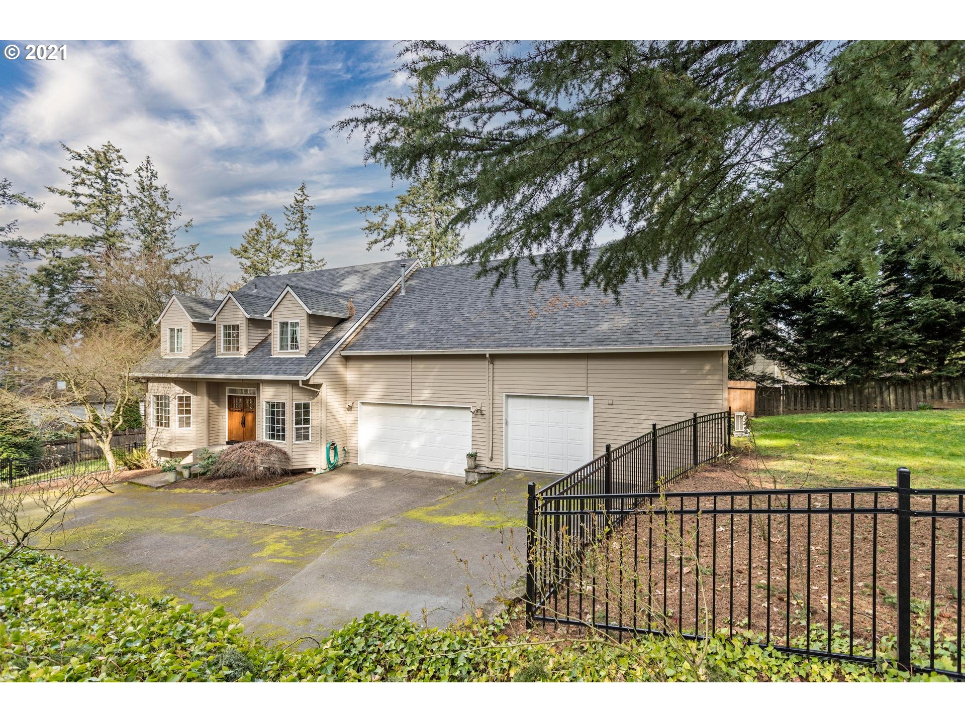 12024 Southwest Lesser Road Portland, OR 97219 - Photo 4 of 32 Gallery Image 4
