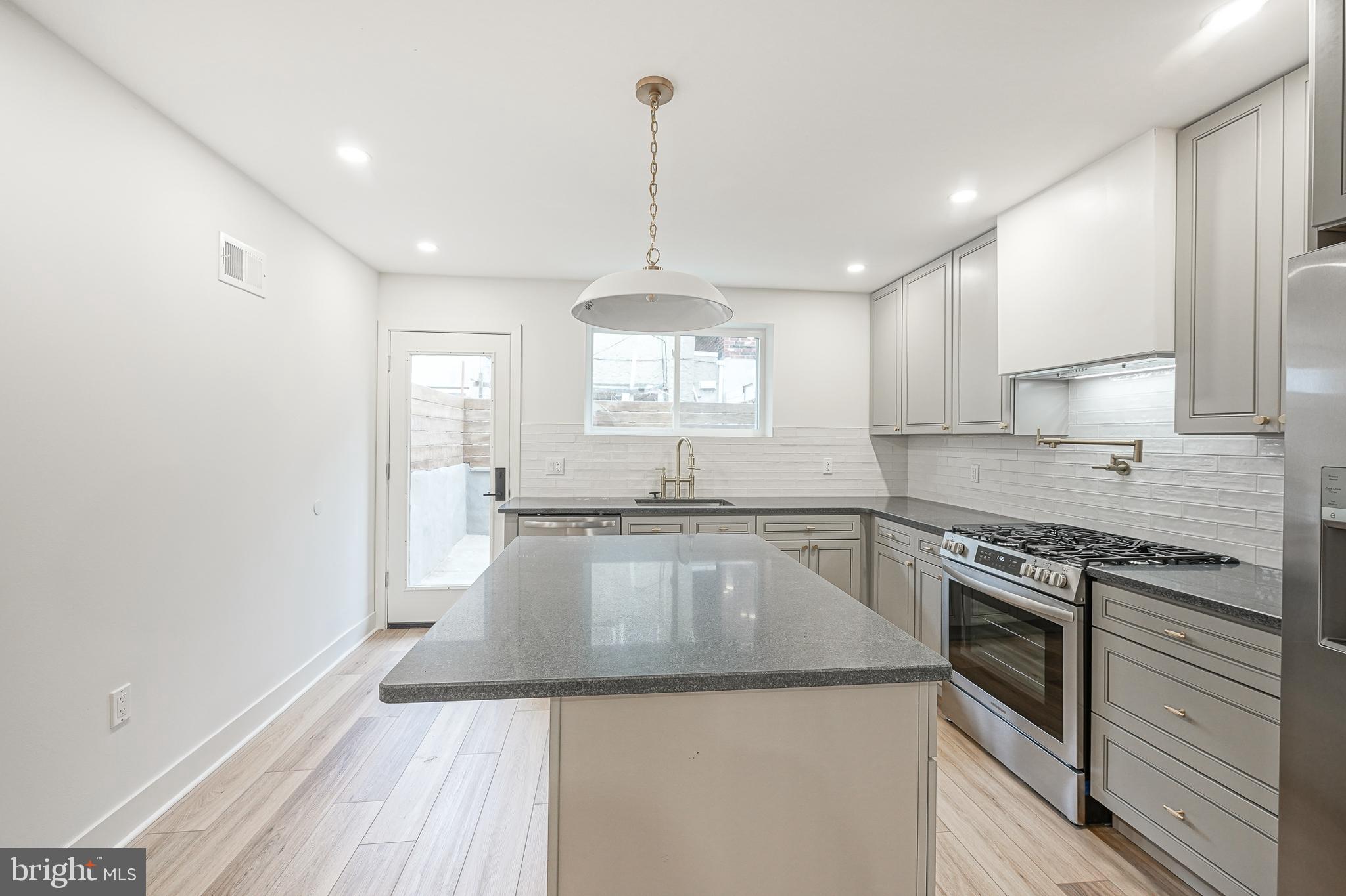 933 Dudley Street Philadelphia, PA 19148 - Photo 13 of 35
