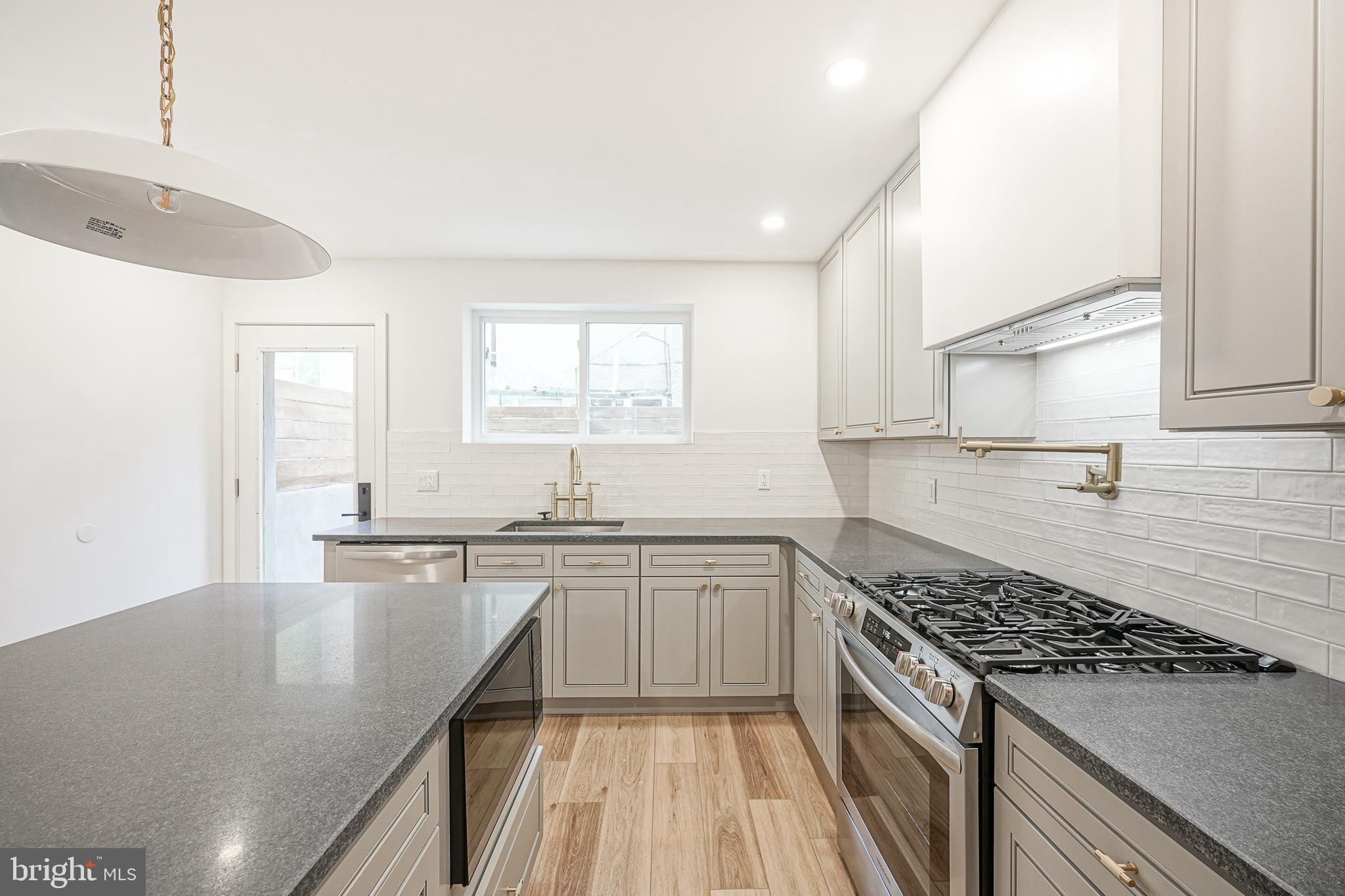 933 Dudley Street Philadelphia, PA 19148 - Photo 17 of 35