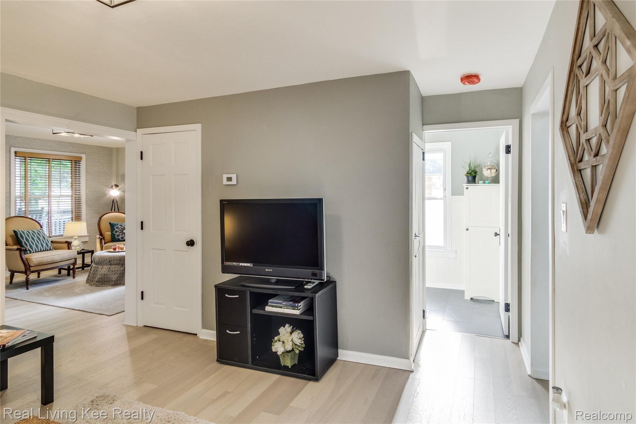 902 Fairview Avenue Rochester, MI 48307 - Photo 40 of 74 Interiors (17 of 51).jpg