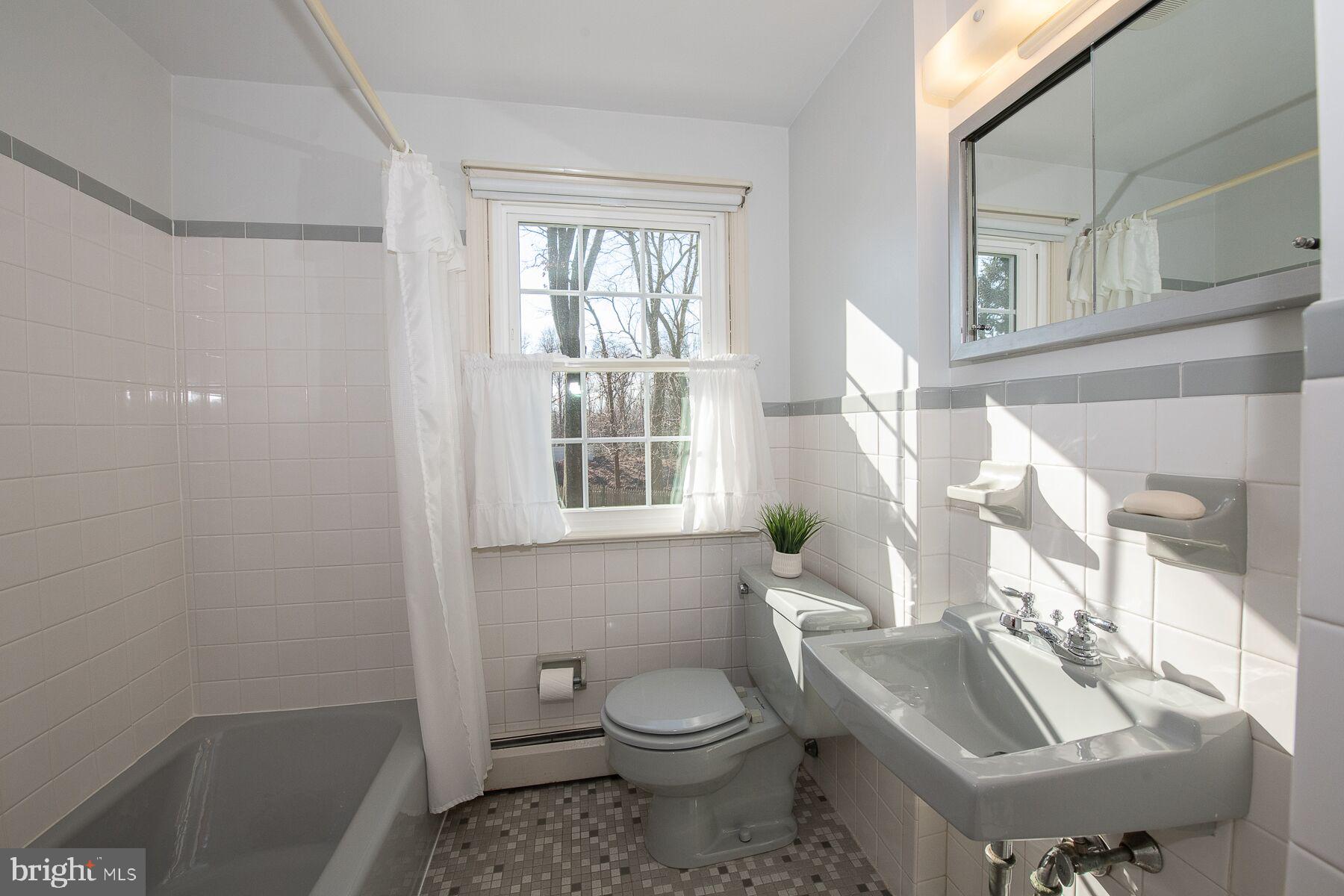 319 Dundee Place Devon, PA 19333 - Photo 27 of 39 Hall Bathroom