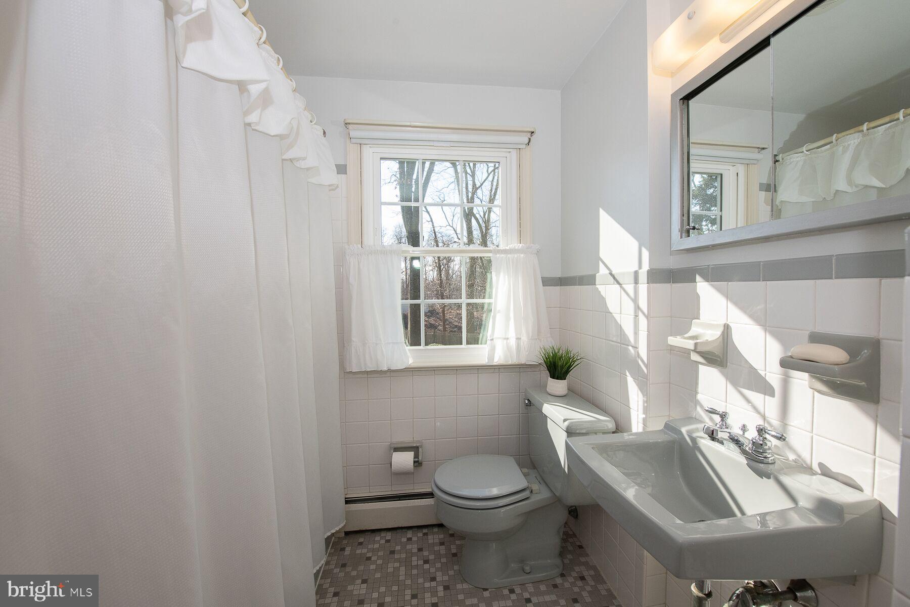 319 Dundee Place Devon, PA 19333 - Photo 28 of 39 Hall Bathroom