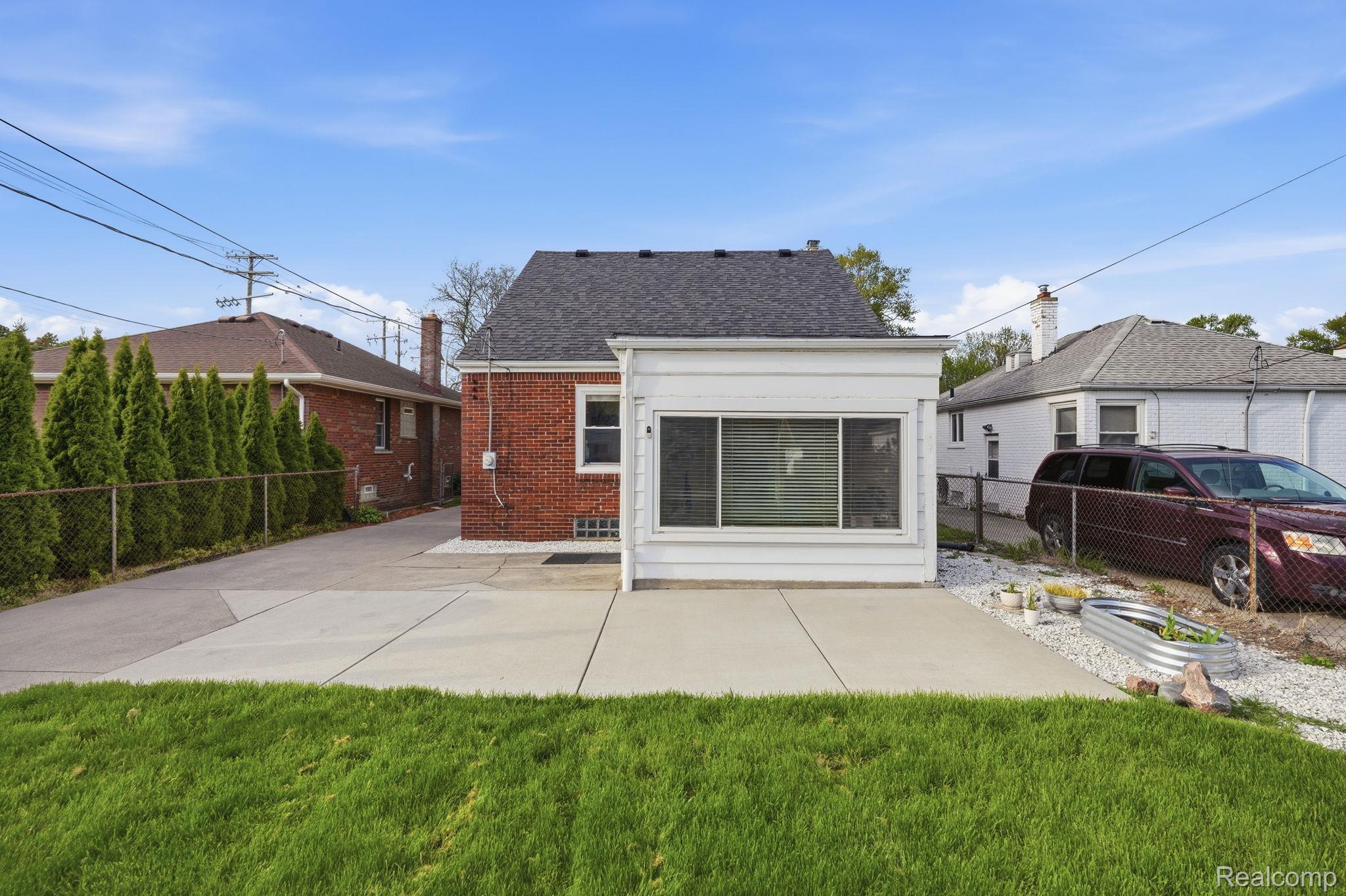 1857 Roslyn Road Grosse Pointe, MI 48236 - Photo 5 of 38