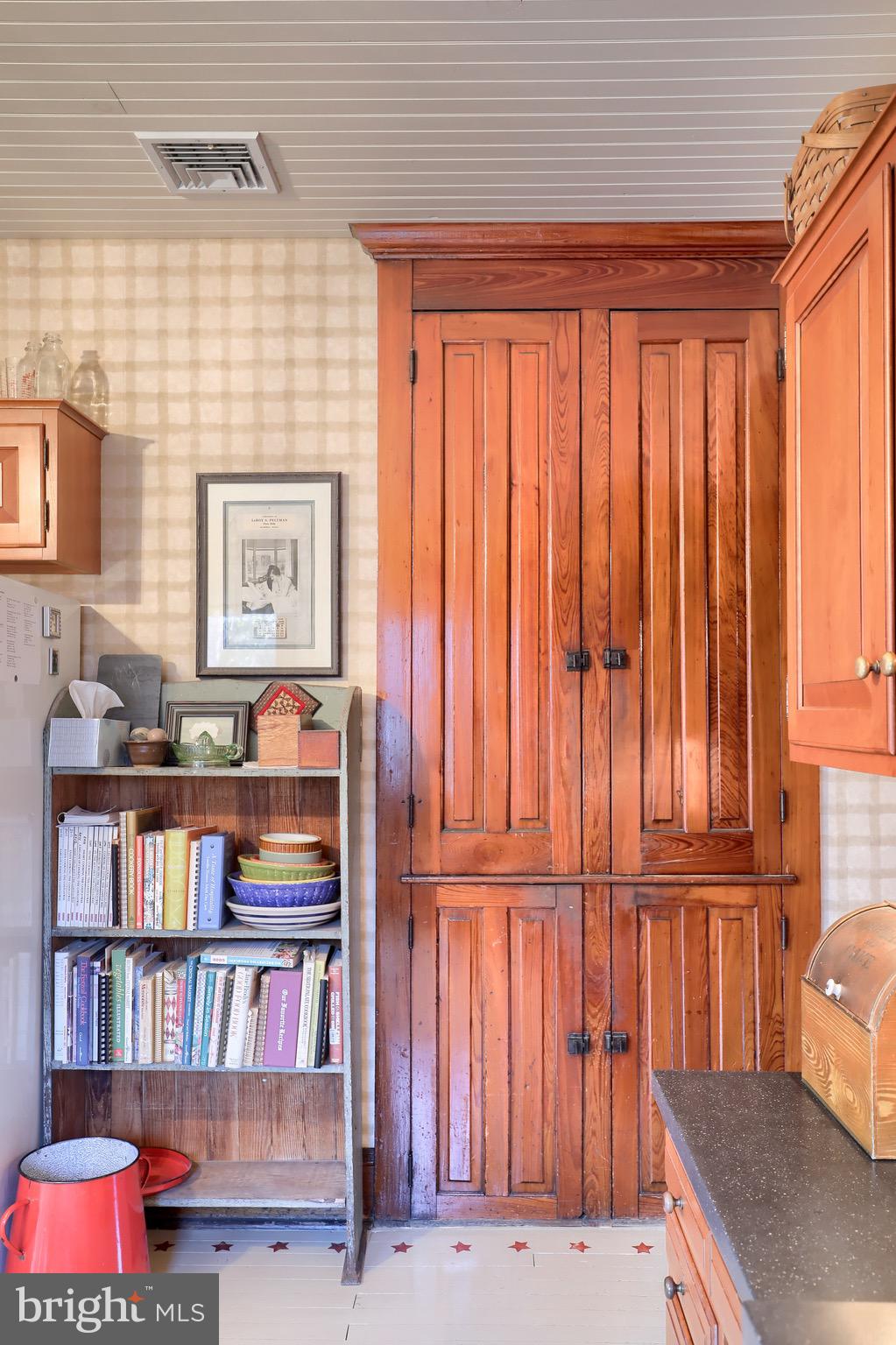 76 Greenfield Road Lancaster, PA 17602 - Photo 42 of 56 Built in cabinets