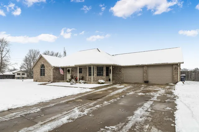 $309,900 | 3300 Indianhill Drive, Muncie, IN 47302