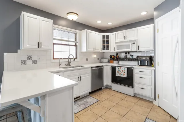 $309,900 | 3300 Indianhill Drive, Muncie, IN 47302