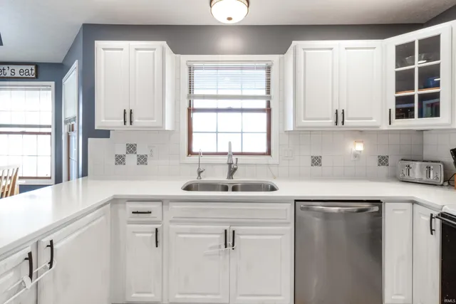 $309,900 | 3300 Indianhill Drive, Muncie, IN 47302