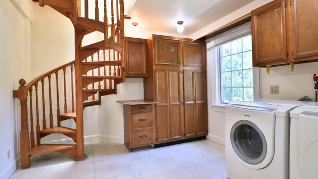 a view of entryway with washer and dryer