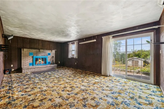 a view of a house with backyard and garden