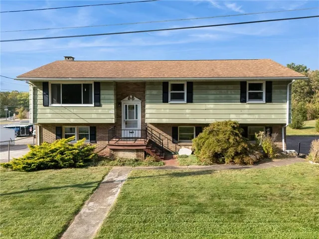 a view of a house with backyard