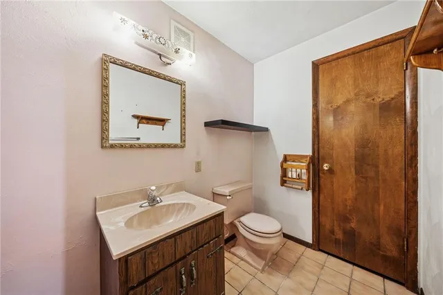 a view of entryway with elevator