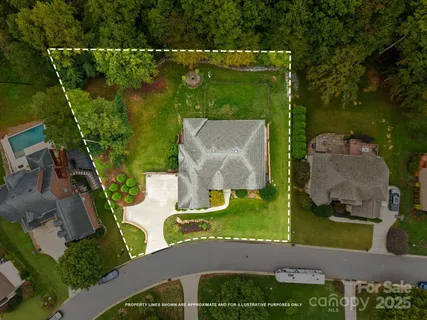 an aerial view of a house having yard