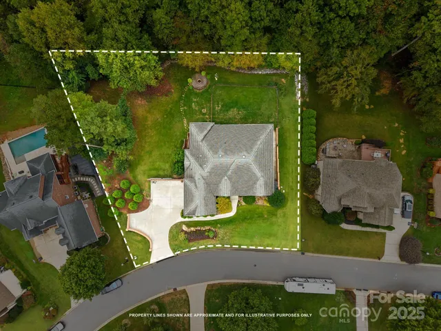 an aerial view of a house having yard
