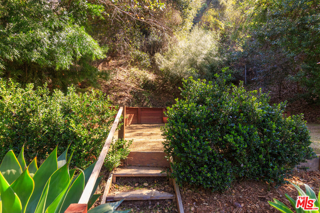 1320 Gates Place South Pasadena, CA 91030 - Photo 20 of 22 a view of a yard with plants