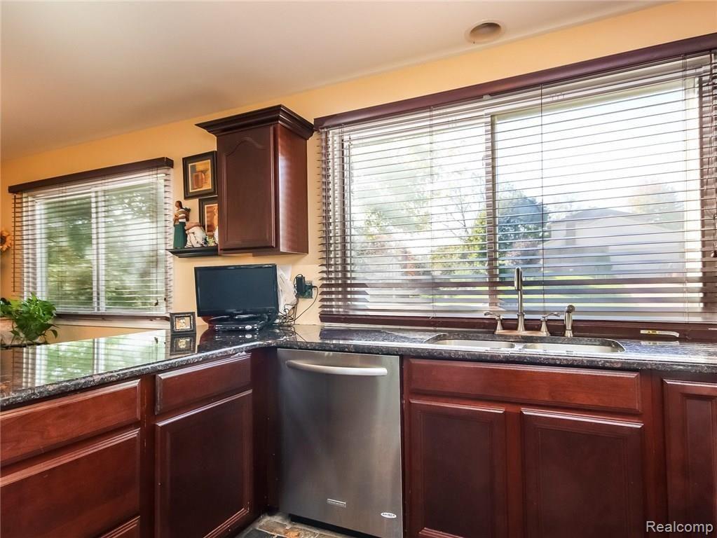 36837 Chesapeake Road Farmington Hills, MI 48335 - Photo 12 of 35