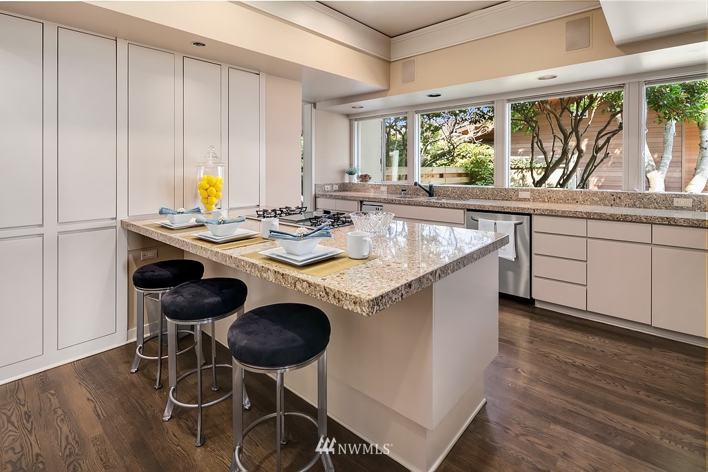 9616 Hilltop Road Bellevue, WA 98004 - Photo 6 of 25