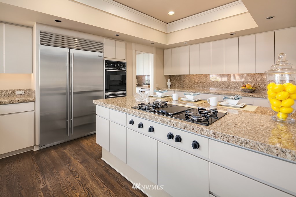 9616 Hilltop Road Bellevue, WA 98004 - Photo 8 of 25