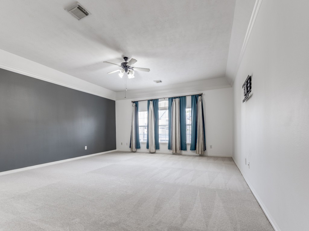 5413 Nolda Street Houston, TX 77007 - Photo 11 of 25 a view of an empty room with a window