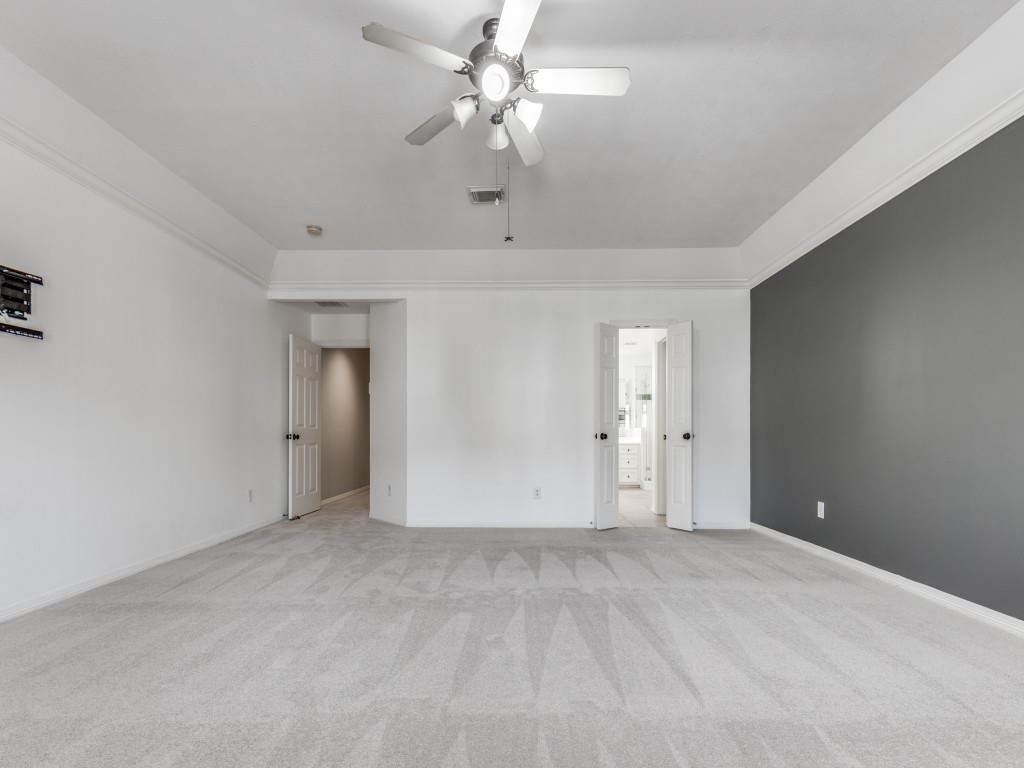 5413 Nolda Street Houston, TX 77007 - Photo 12 of 25 a view of an empty room with a window