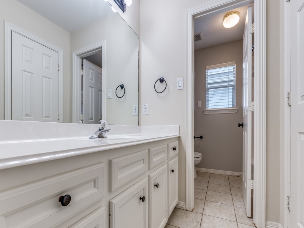 5413 Nolda Street Houston, TX 77007 - Photo 20 of 25 a bathroom with a sink and a mirror