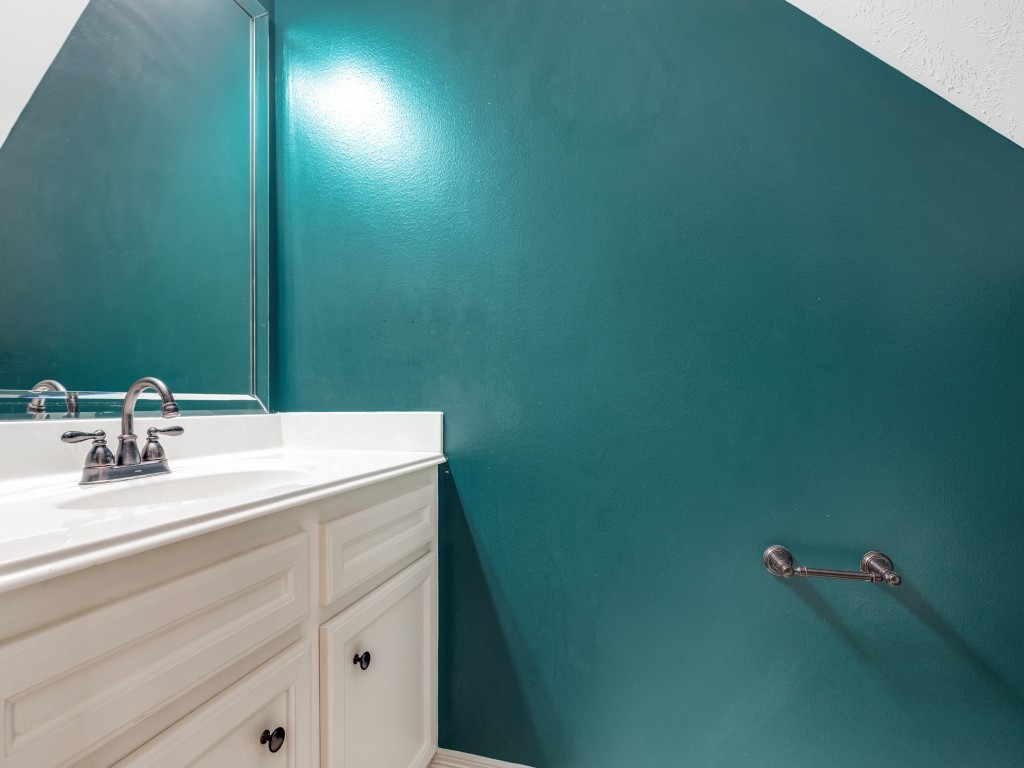 5413 Nolda Street Houston, TX 77007 - Photo 21 of 25 a bathroom with a sink and a mirror