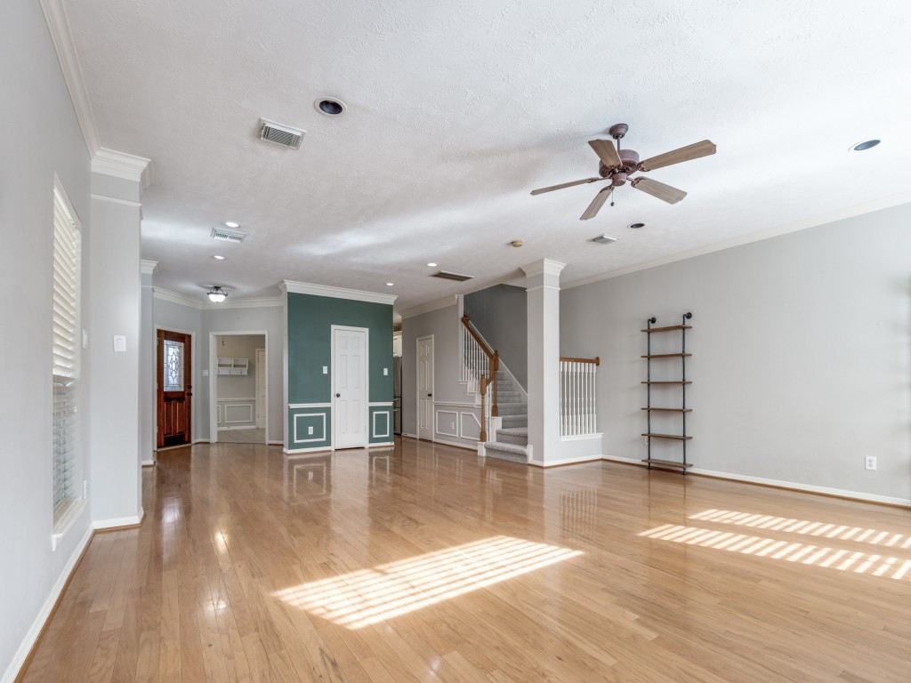 5413 Nolda Street Houston, TX 77007 - Photo 5 of 25 a view of an empty room and window