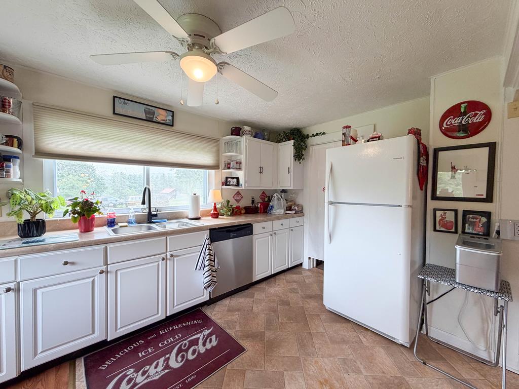 8075 Pipers Gap Road Galax, VA 24333 - Photo 4 of 13 Gallery Image 4