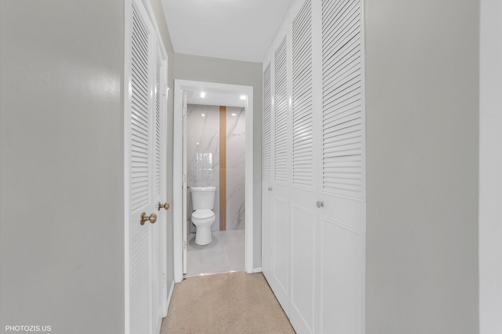 1126 South New Wilke Road, Unit 307 Arlington Heights, IL 60005 - Photo 16 of 37 a view of a bathroom from a hallway