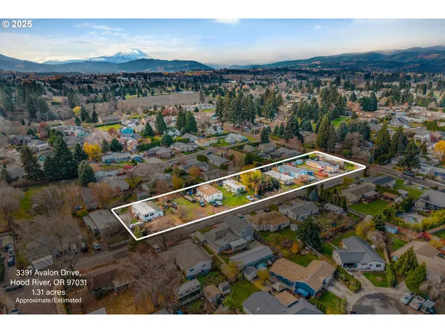 a view of a parking area