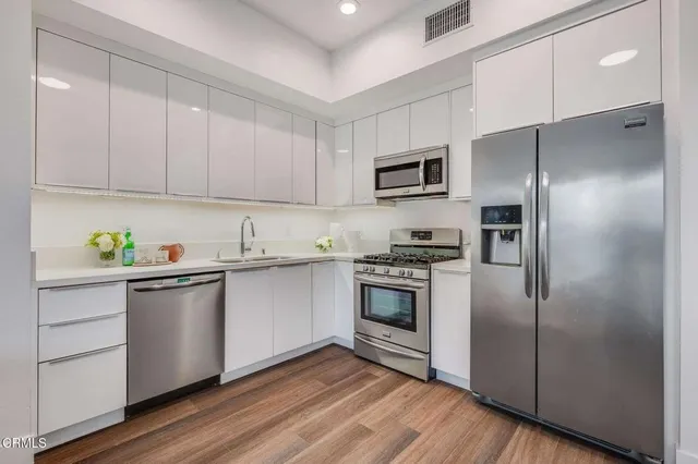 $1,169,000 | 239 South Marengo Avenue, Unit 102, Pasadena, CA 91101