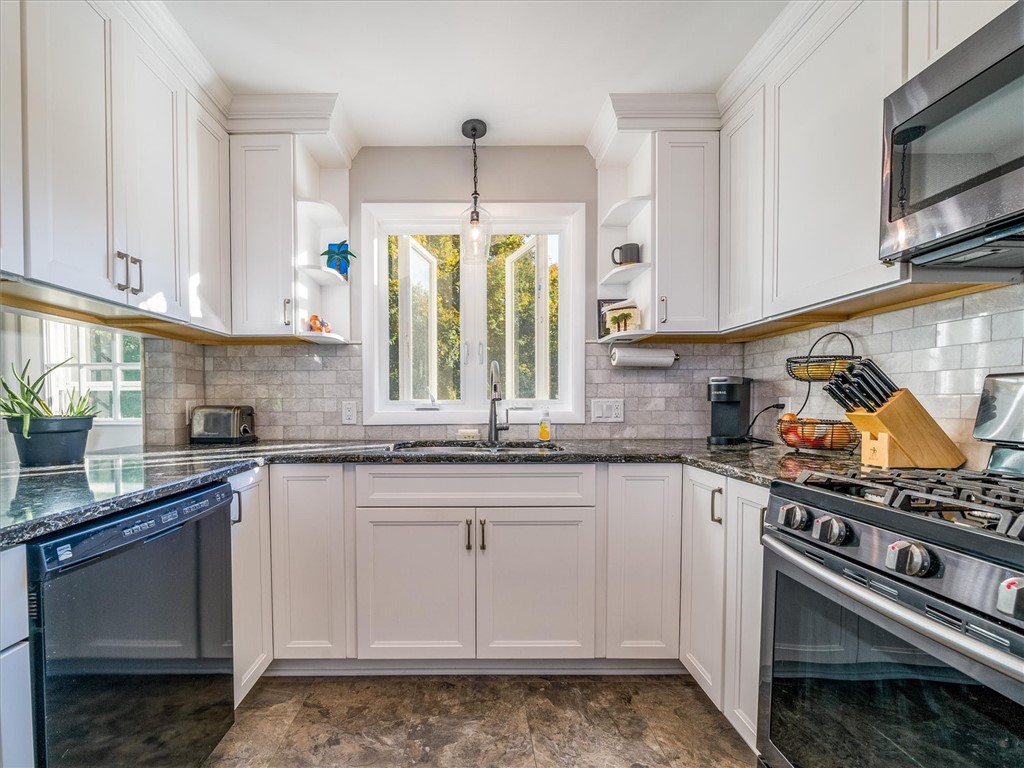 229 Birch Lane Webster, NY 14580 - Photo 22 of 49 Quartz Countertops