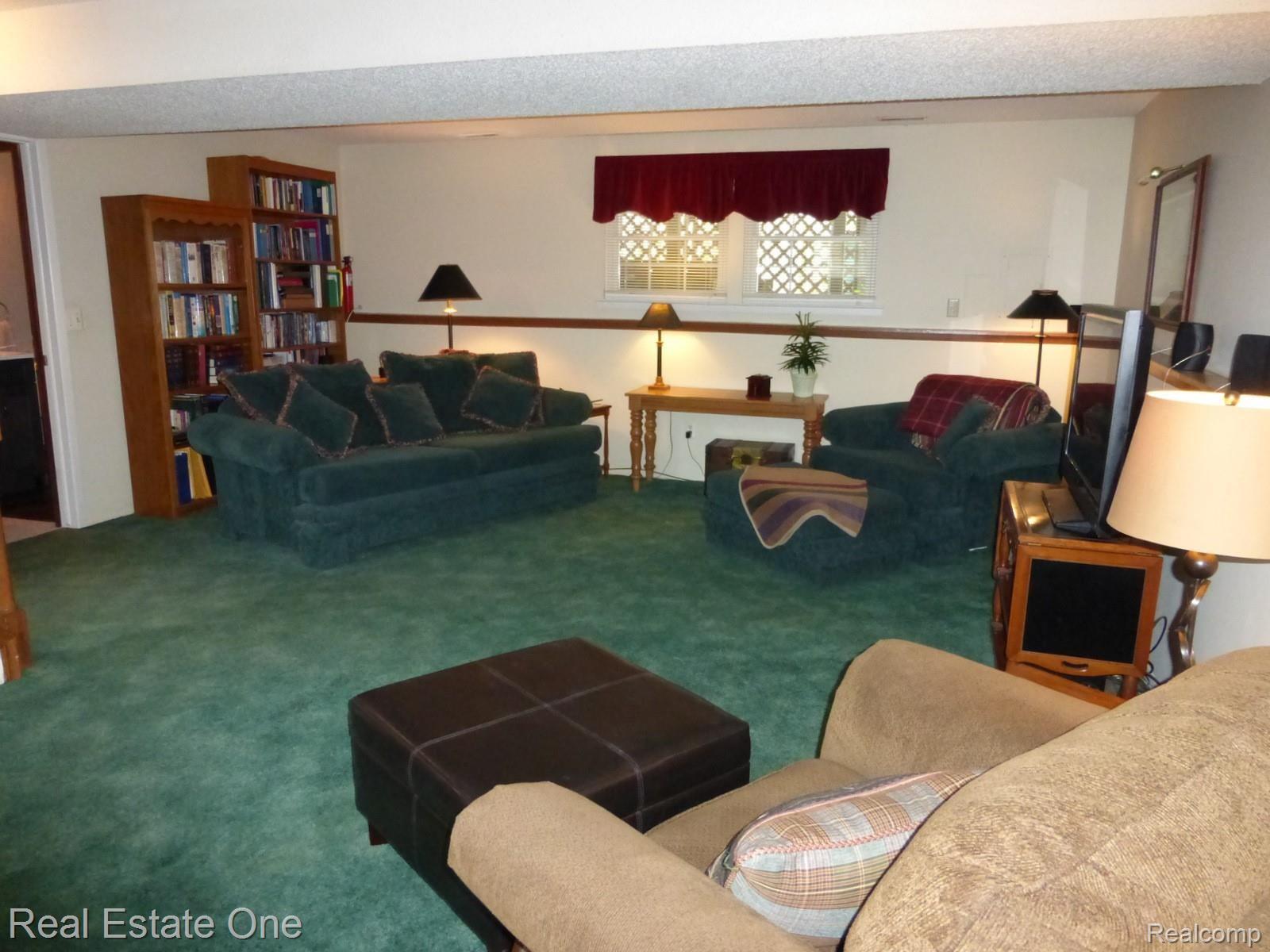 645 Hidden Ridge Drive Troy, MI 48083 - Photo 17 of 43 Large room sizes, Great Flow!