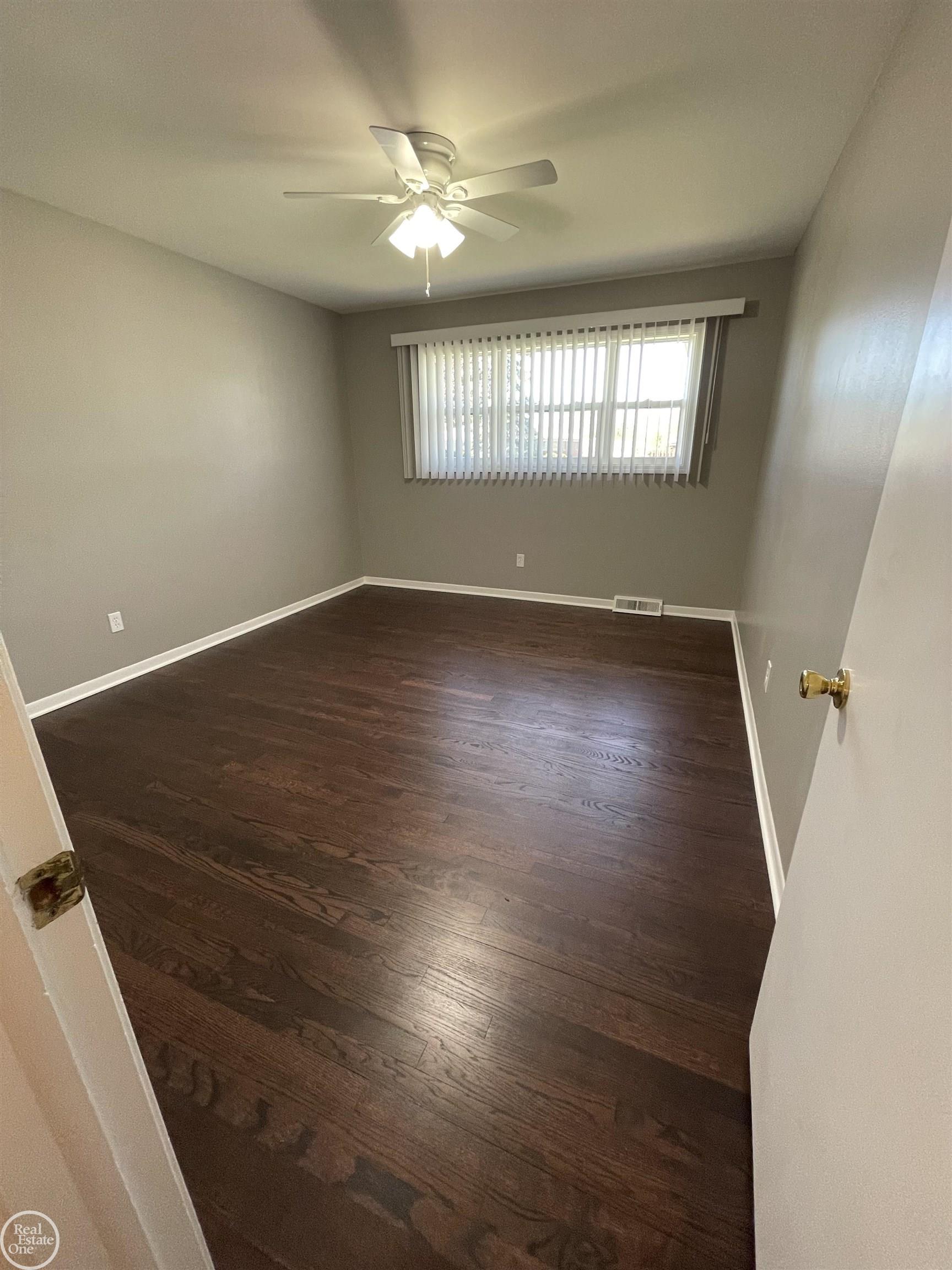 26404 Burg Road Warren, MI 48089 - Photo 15 of 35