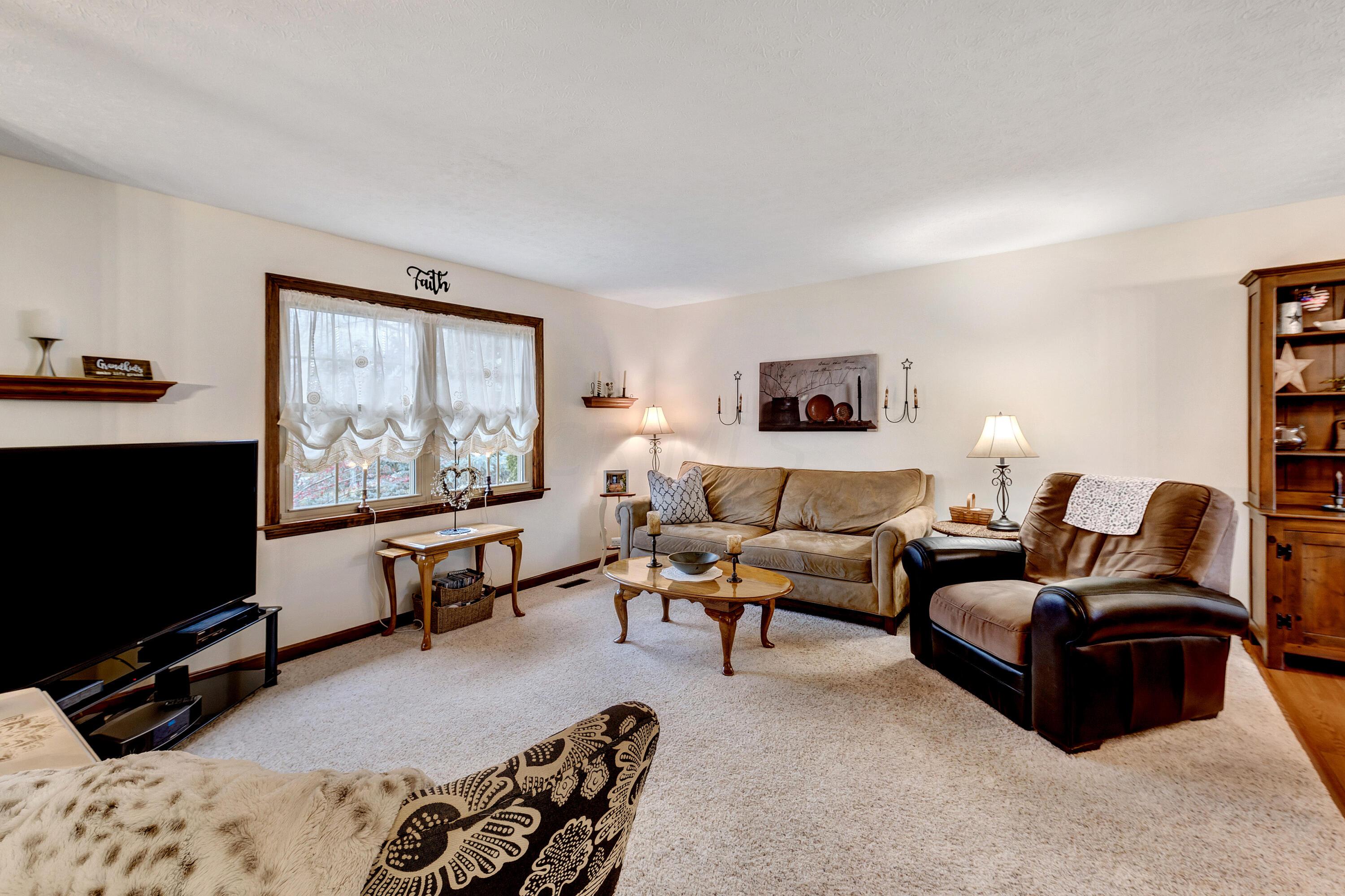 6186 Feder Road Columbus, OH 43228 - Photo 8 of 53 Living Room