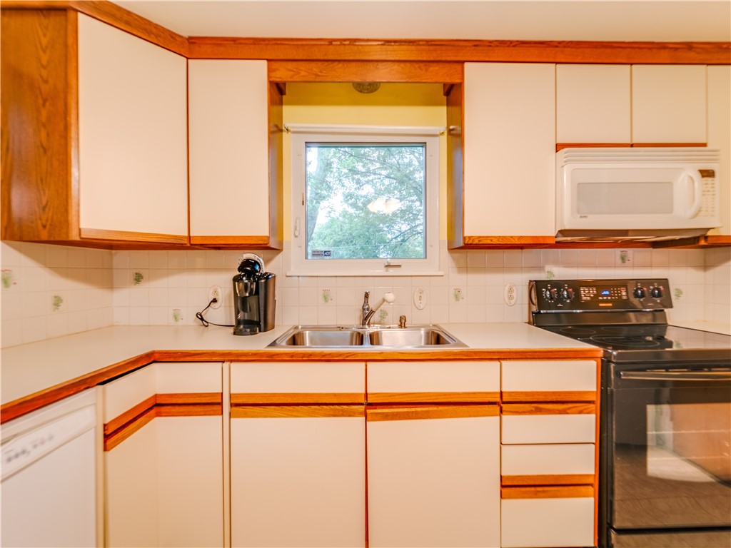 104 Armbruster Road Henrietta, NY 14623 - Photo 7 of 40