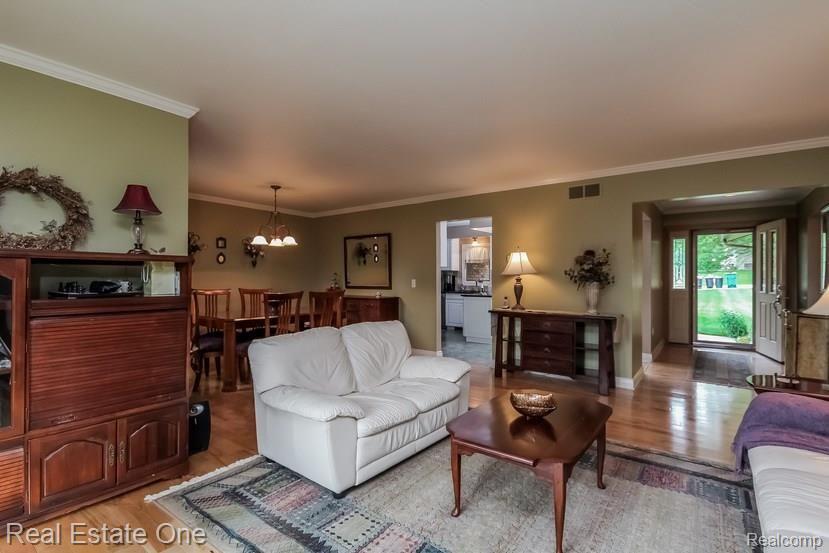 36245 West Lyman Road Farmington Hills, MI 48331 - Photo 5 of 38