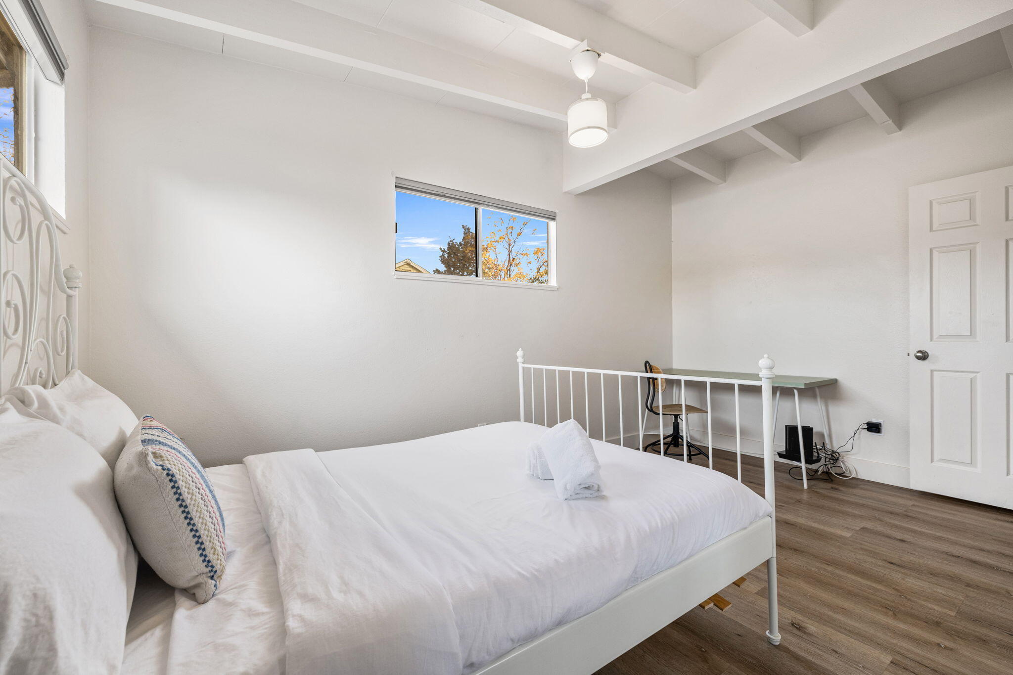 7552 Elk Trail Yucca Valley, CA 92284 - Photo 27 of 48 a bedroom with a bed and a large window