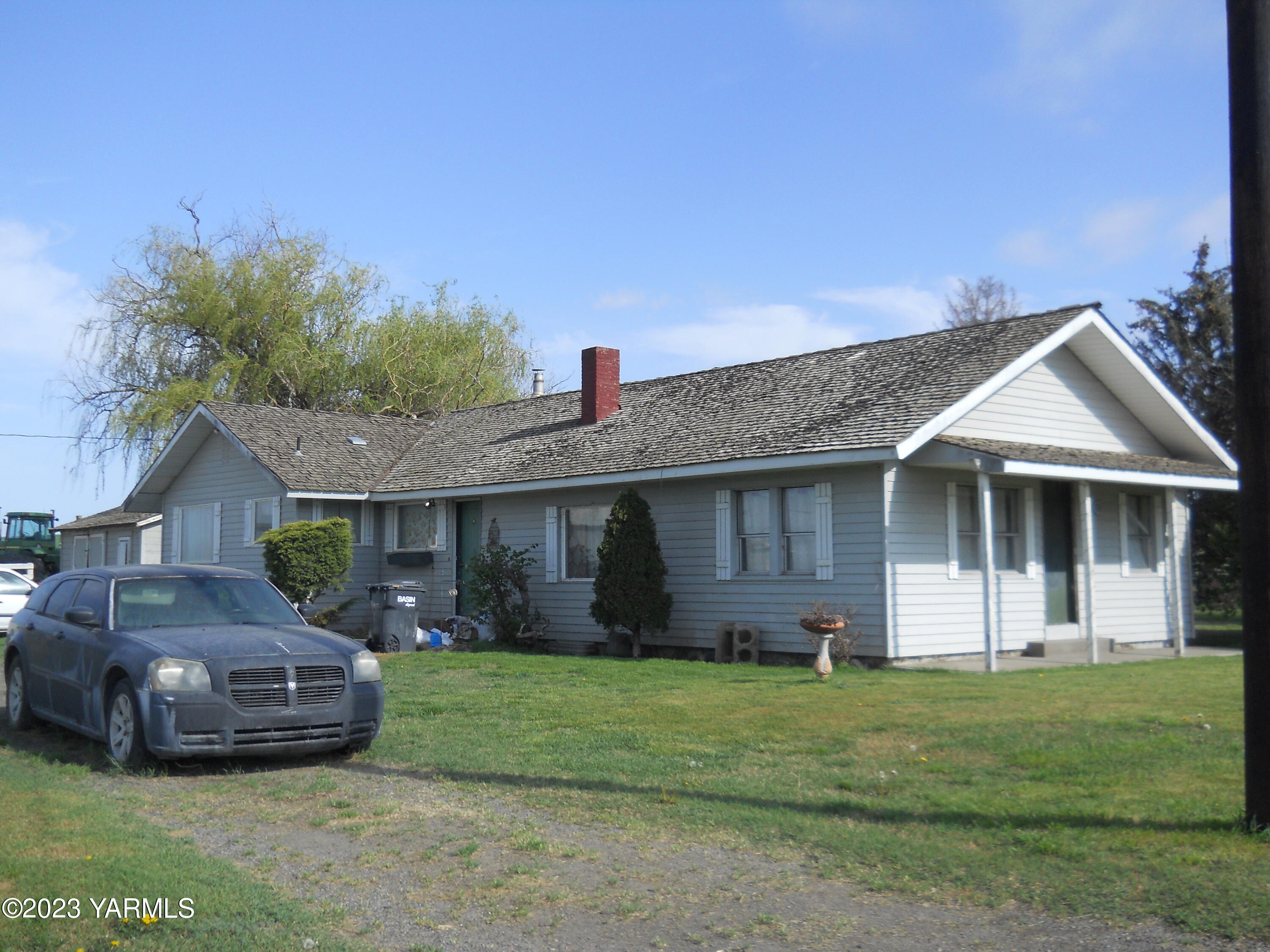 731 Den Boer Road Grandview, WA 98930 - Photo 2 of 9 a front view of a house with a garden