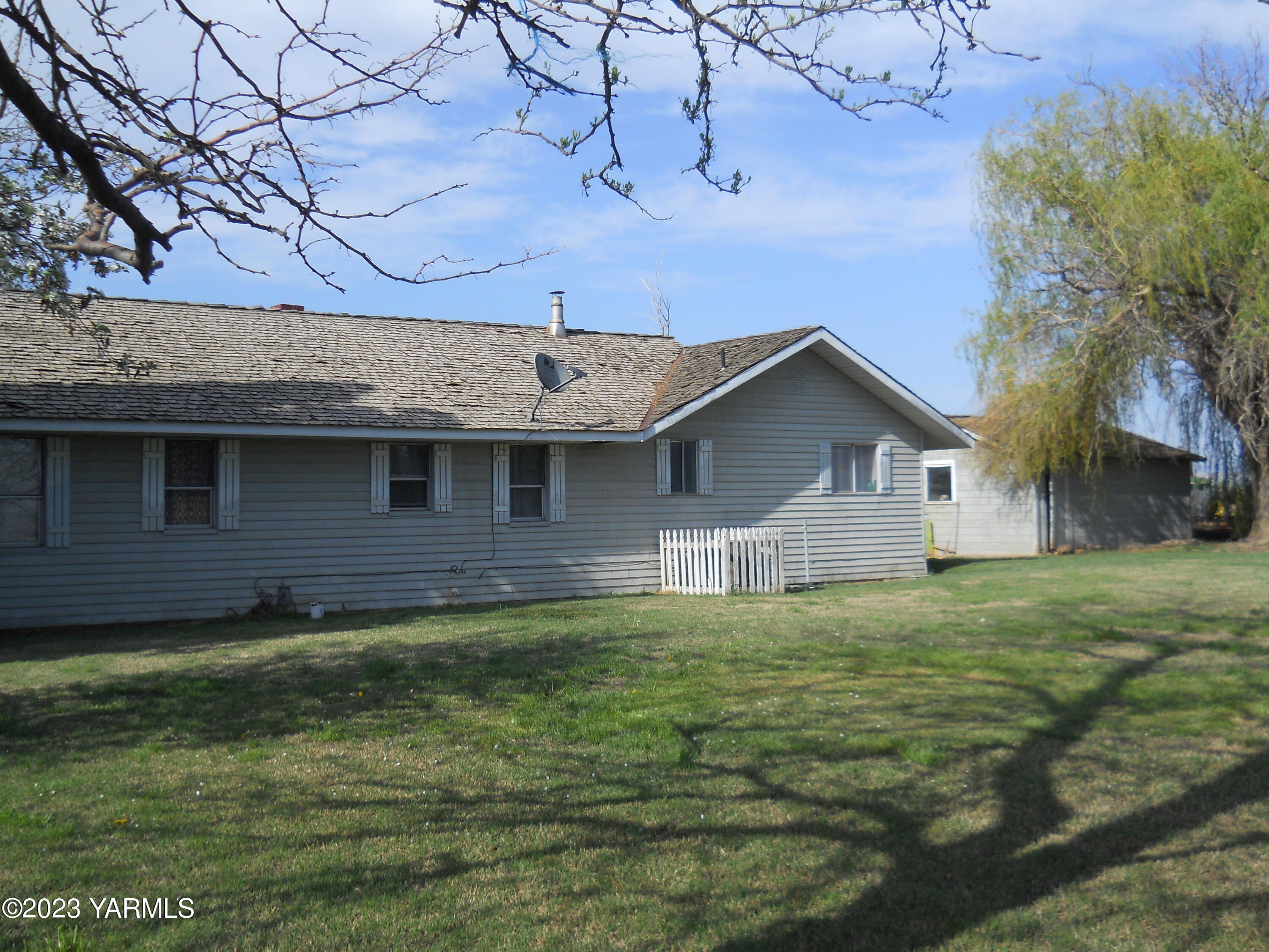 731 Den Boer Road Grandview, WA 98930 - Photo 3 of 9 a view of a house with a yard